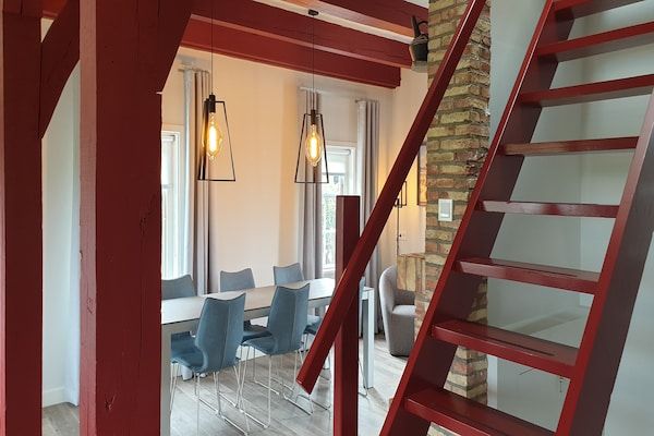 Woonkamer - Slapen in een rijksmonument, dat kan op Texel in Den Hoorn- Texel (5)