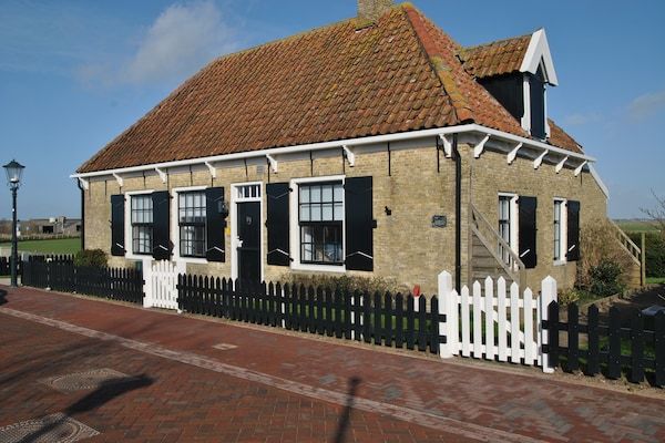 Buitenkant - Slapen in een rijksmonument, dat kan op Texel in Den Hoorn- Texel (1)