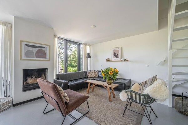 Woonkamer - Prachtig vakantiehuis vlakbij de zee in Egmond aan den Hoef (2)