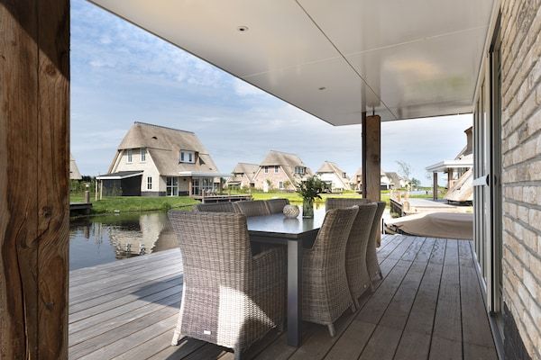 Terras - Villa in Tjeukemeer met sauna in Delfstrahuizen (1)