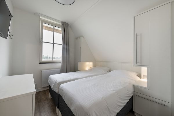Slaapkamer - Villa in Tjeukemeer met sauna in Delfstrahuizen (4)