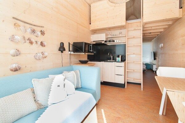 Woonkamer - Retreat aan het meer met hangmat in Ouddorp (2)