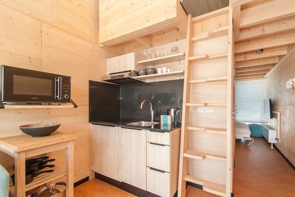 Keuken - Retreat aan het meer met hangmat in Ouddorp (4)