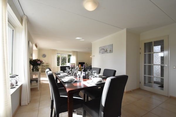 Eetkamer - Familiehuis in Zeewolde bij Bos in Zeewolde (3)