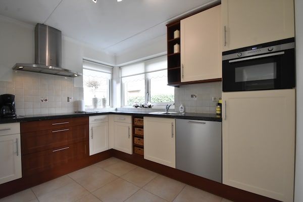 Keuken - Familiehuis in Zeewolde bij Bos in Zeewolde (4)