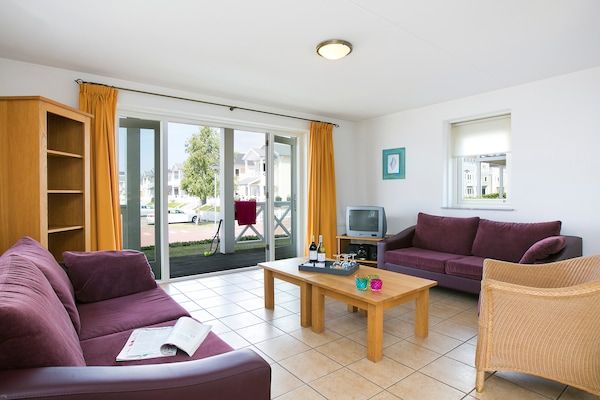 Woonkamer - Villa in Cape Helius met Tuinterras in Hellevoetsluis (5)