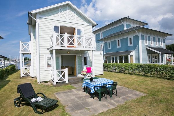 Buitenkant - Villa in Cape Helius met Tuinterras in Hellevoetsluis (1)
