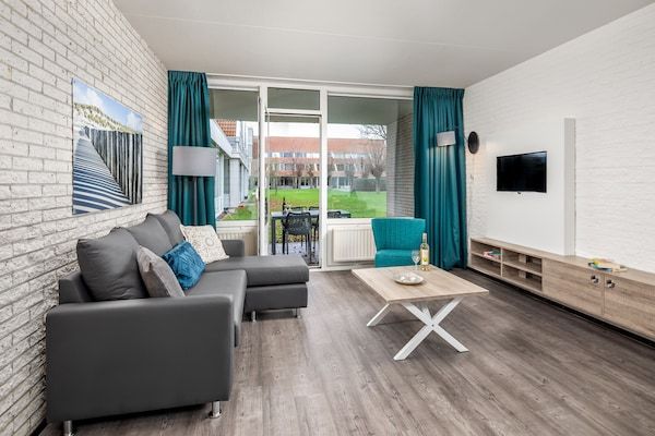 Woonkamer - Gerenoveerd appartement aan het Grevelingenmeer in Bruinisse (1)