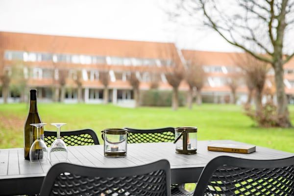 Terras - Gerenoveerd appartement aan het Grevelingenmeer in Bruinisse (2)