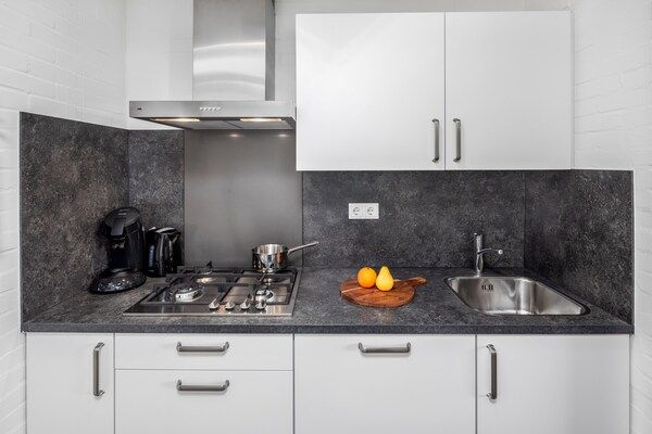 Keuken - Gerenoveerd appartement aan het Grevelingenmeer
 in Bruinisse (3)