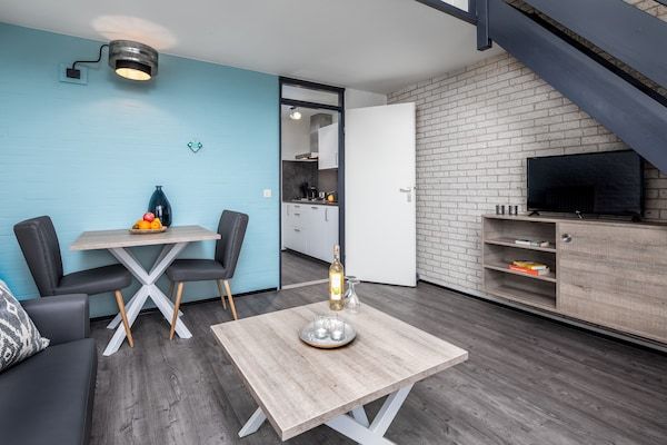 Woonkamer - Gerenoveerd appartement aan het Grevelingenmeer
 in Bruinisse (2)