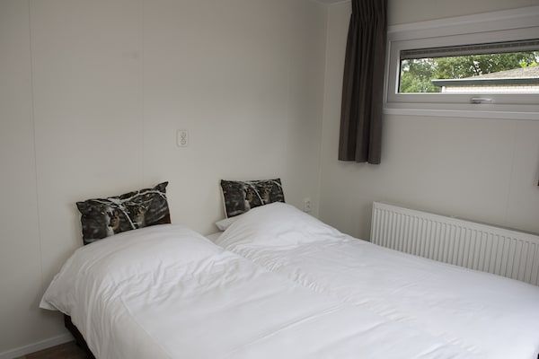 Slaapkamer - Chalet in Nederland met privé sauna in Voorthuizen (4)