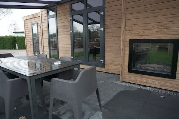 Terras - Chalet in Nederland met privé sauna in Voorthuizen (5)