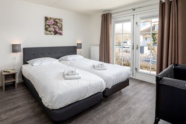 Slaapkamer - Villa in Domburg bij Noordzeestrand in Domburg (4)