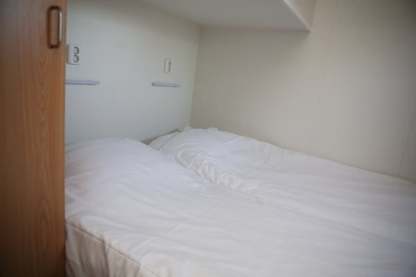 Slaapkamer - Chalet in Nederland met privé sauna in Voorthuizen (5)