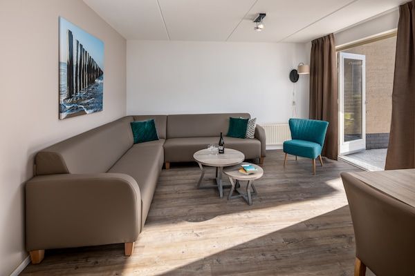 Woonkamer - Gerenoveerde bungalow bij het strand in Renesse (1)