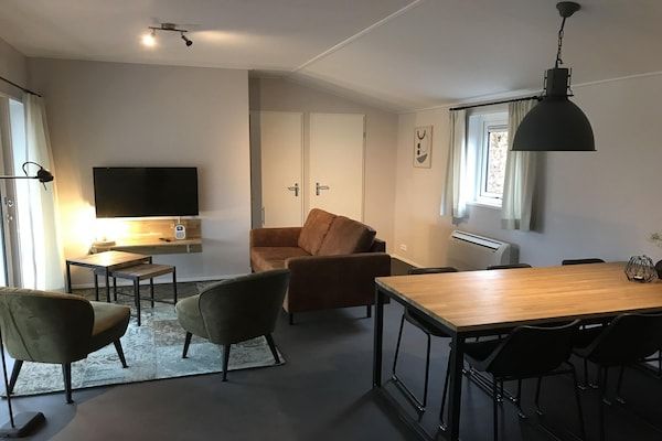 Woonkamer - Vreedzaam boschalet in Elst (2)