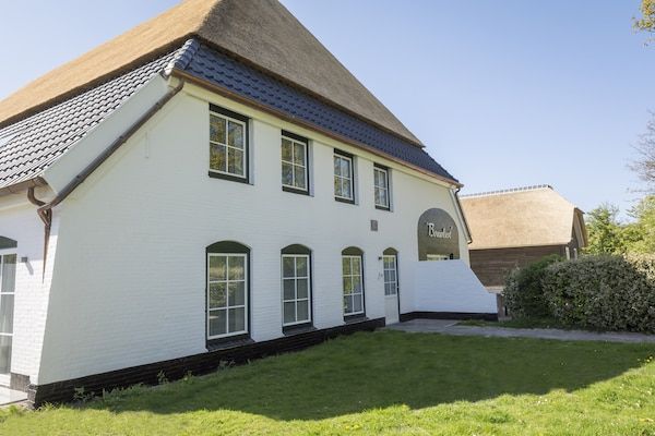 Buitenkant - Rustieke boerderij op Texel met terras in De Cocksdorp Texel (1)