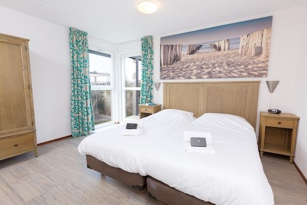 Slaapkamer - Duinvilla in Ouddorp bij het Strand in Ouddorp (4)