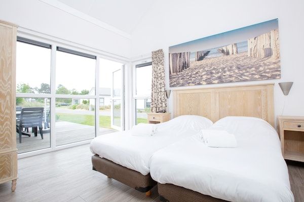 Slaapkamer - Villa in Zeeland bij de duinen in Ouddorp (5)