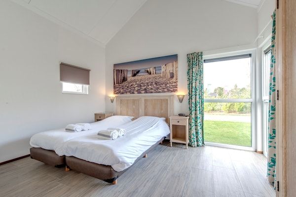 Slaapkamer - Gezellige Duinvilla aan Zee in Ouddorp (4)