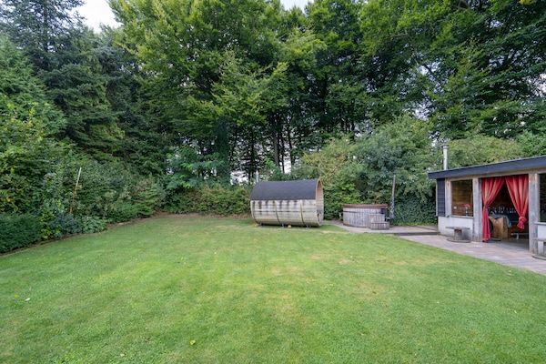 Tuin - Hondvriendelijk verblijf met spa in Voorthuizen (1)
