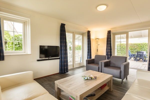 Woonkamer - Villa in 's-Gravensande bij het Strand in 's-Gravenzande (2)
