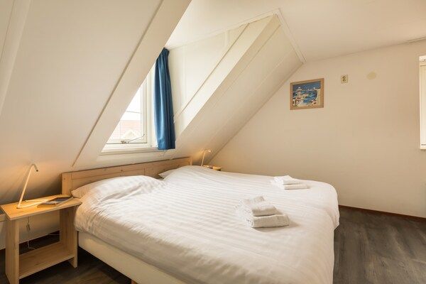 Slaapkamer - Villa in 's-Gravensande bij het Strand in 's-Gravenzande (1)