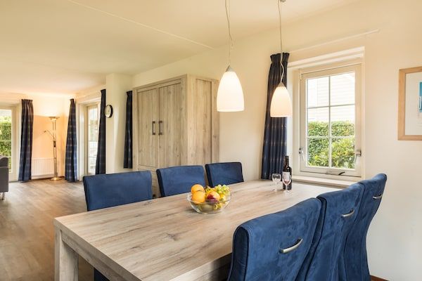 Eetkamer - Villa in 's-Gravensande bij het Strand in 's-Gravenzande (3)