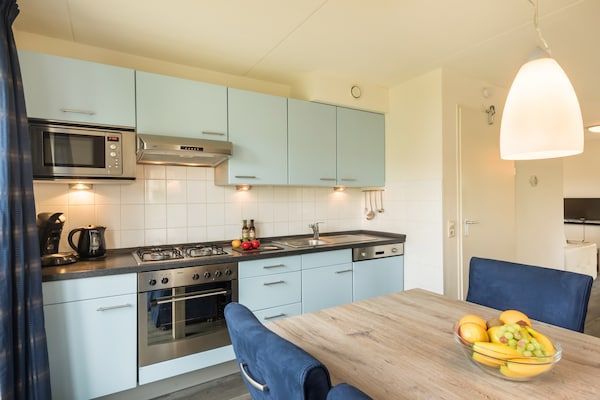 Keuken - Villa in 's-Gravensande bij het Strand in 's-Gravenzande (4)