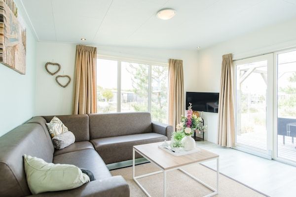 Woonkamer - Stijlvol chalet vlakbij het strand in Hollum (1)