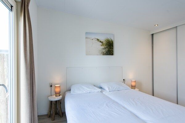 Slaapkamer - Stijlvol chalet vlakbij het strand in Hollum (4)