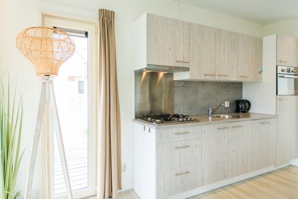 Keuken - Stijlvol chalet vlakbij het strand in Hollum (3)