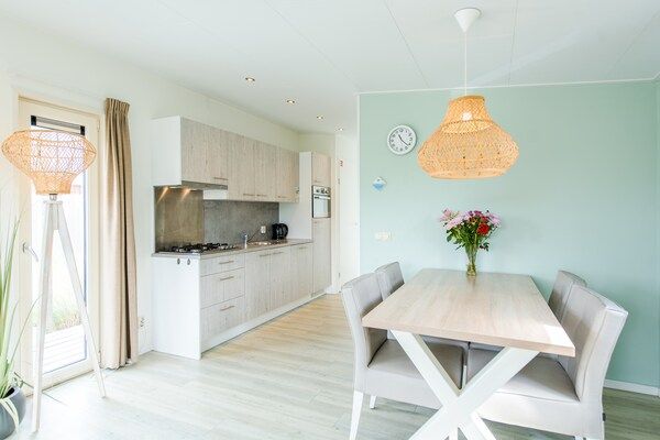 Eetkamer - Stijlvol chalet vlakbij het strand in Hollum (2)