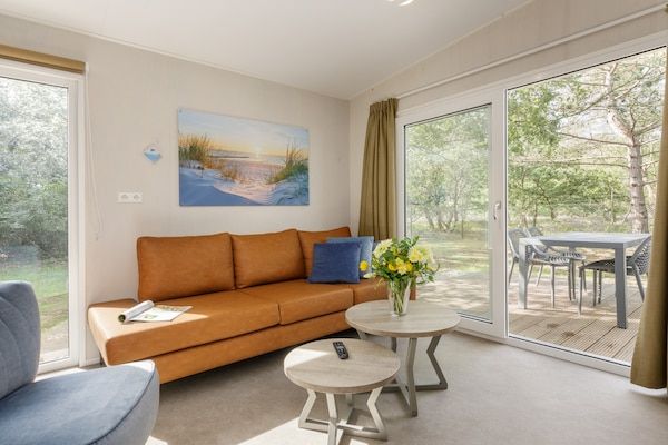 Woonkamer - Chalet in Kijkduin met Sauna & Comfort in Den Haag (2)