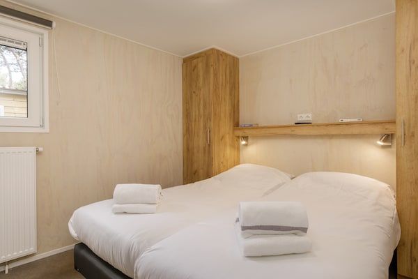 Slaapkamer - Chalet in Kijkduin met Sauna & Comfort in Den Haag (5)