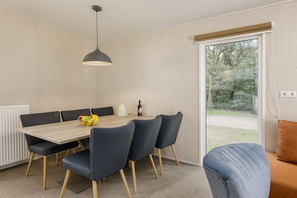 Woonkamer - Kijkduin Chalet Vlakbij Strand in Den Haag (3)