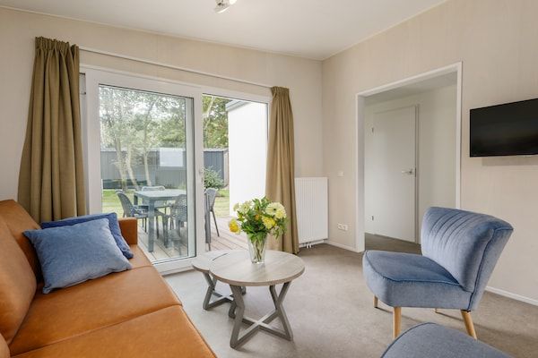 Woonkamer - Kijkduin Chalet Vlakbij Strand in Den Haag (2)