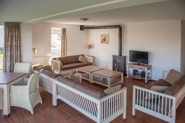 Woonkamer - Villa in Bruinisse met sauna en tuin in Bruinisse (4)