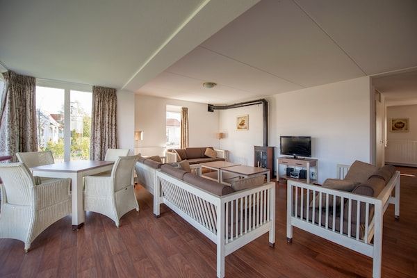 Woonkamer - Villa in Bruinisse met sauna en tuin in Bruinisse (3)