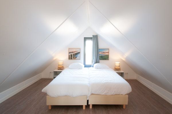 Slaapkamer - Villa Oesterdam | 2+2 personen in Tholen (3)