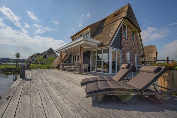 Buitenkant - Friesland Villa met Sauna in Delfstrahuizen (1)