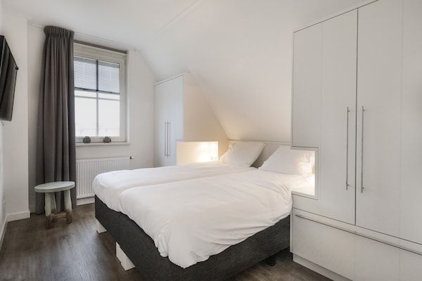 Slaapkamer - Friesland Villa met Sauna in Delfstrahuizen (4)