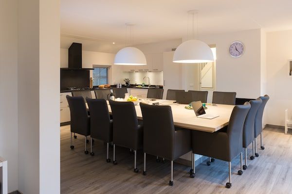 Eetkamer - Gezellig groepsverblijf met open haard in Hellendoorn (5)