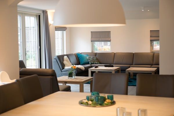 Woonkamer - Gezellig groepsverblijf met open haard in Hellendoorn (4)