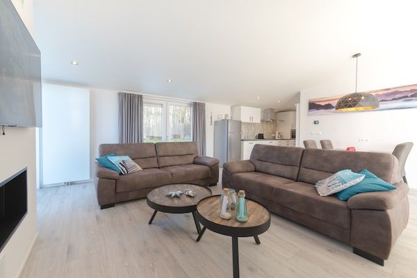 Woonkamer - Modern Chalet bij bos in Zeeland in Wemeldinge (2)