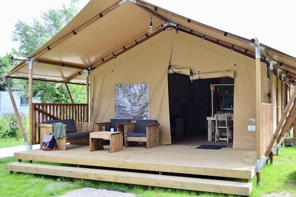 Buitenkant - Safaritent bij Vlugtenburg Strand in 's-Gravenzande (1)