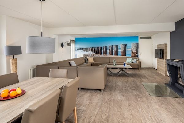 Woonkamer - Moderne villa met omheinde tuin. in Kamperland (2)