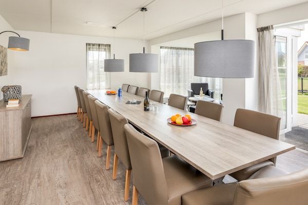 Eetkamer - Moderne villa met omheinde tuin. in Kamperland (3)