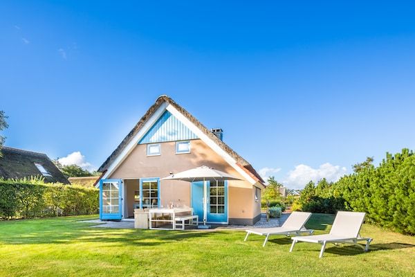 Buitenkant - Vakantiehuis op Texel met ruime tuin in De Koog (1)
